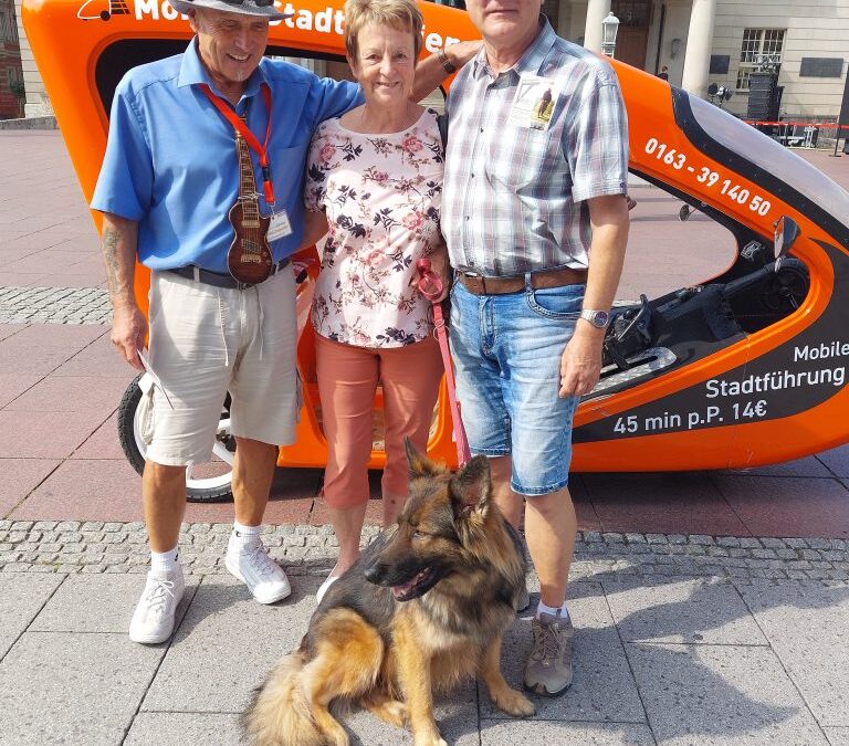 Gäste einer so überaus interessanten und amüsanten Stadtführung – mit Schäferhündin Bea